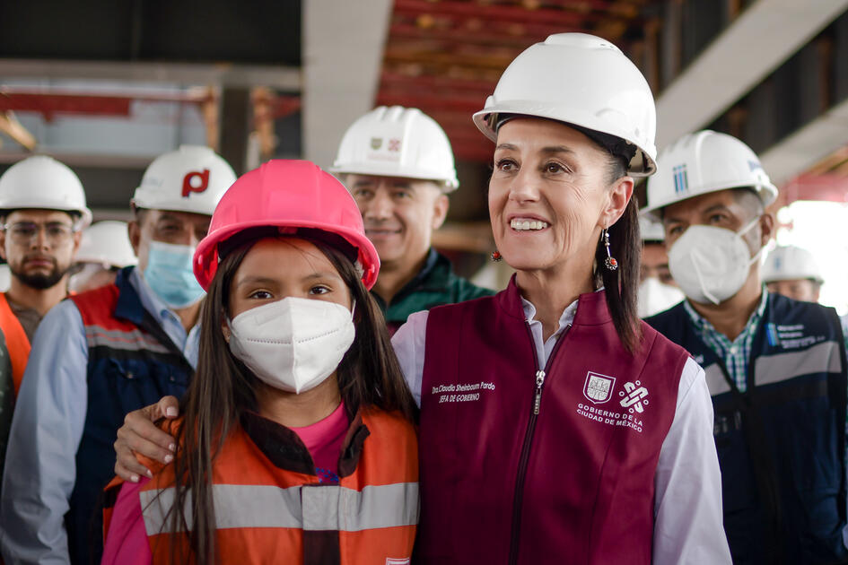 Encuentro con la ciudadanía durante la supervisión de obra del trolebús elevado. Agosto 2022.
